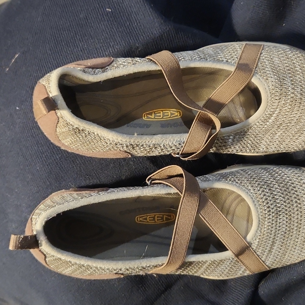 Keen casual womens shoes 8.5
